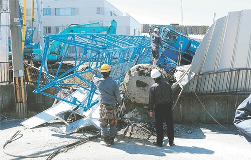 宮城県大崎市 病院解体現場でクレーンが横転！