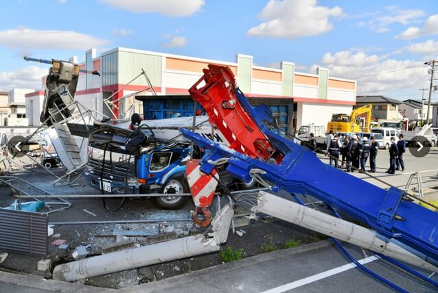 愛知県で解体作業のクレーン車転倒、看板重くバランス崩す事故発生